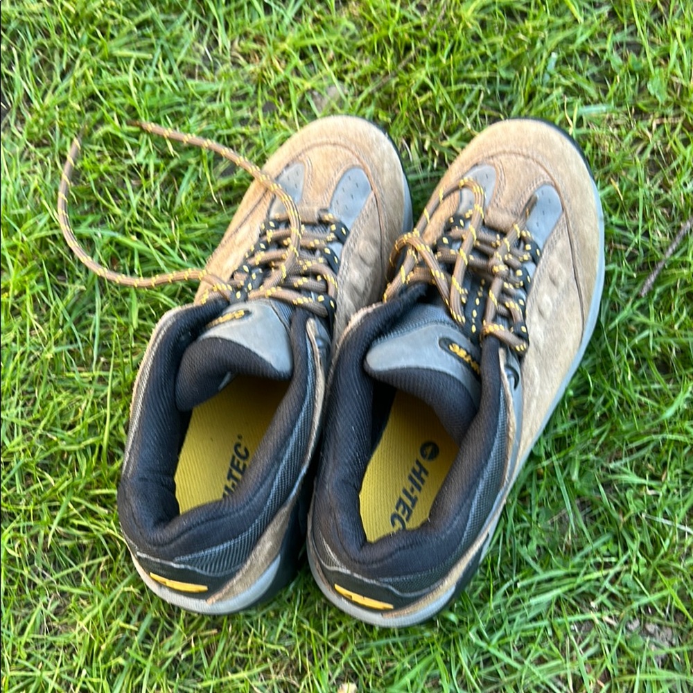 Hi-Tec Brown and Black Trail shoes 👞 EUC